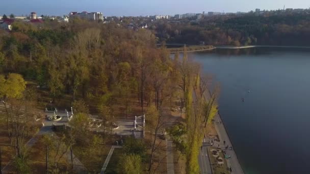 Luftaufnahme Des Schönen Parks Mit See Luftaufnahme Des Parks Kishinev — Stockvideo