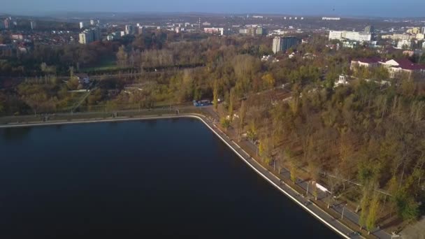 vue aérienne du beau parc avec lac, vue aérienne du parc à Kishinev. Vol de retour sur le magnifique parc avec des lacs .
