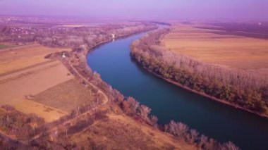 Yavaş drone uçuş mavi nehir ve tarım arazileri üzerinde. Dinyester Nehri, Moldova Cumhuriyeti. 4 k kuş görünümü göz