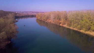 Yavaş drone uçuş mavi nehir ve tarım arazileri üzerinde. Dinyester Nehri, Moldova Cumhuriyeti. 4 k kuş görünümü göz