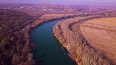 Yavaş drone uçuş mavi nehir ve tarım arazileri üzerinde. Dinyester Nehri, Moldova Cumhuriyeti. 4 k kuş görünümü göz