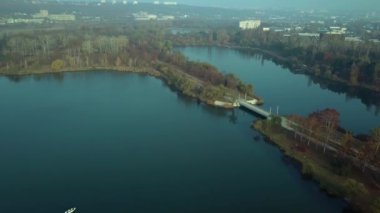 Echo Park Lake, Kişinev, Moldova Cumhuriyeti Hava görüntüleri. Göl ve smille Köprüsü'nün görünümü.
