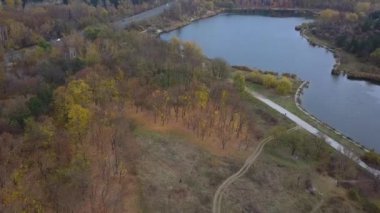 göl ve orman üzerinde sonbahar uçuş