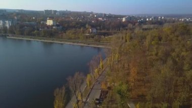 güzel park göl, içinde parkta Kişinev havadan görünümü ile hava görünümünü. Uçuş geri üzerinde güzel parkta Göller ile.