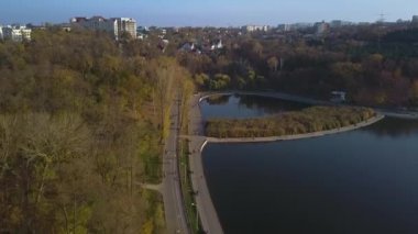 güzel park göl, içinde parkta Kişinev havadan görünümü ile hava görünümünü. Uçuş geri üzerinde güzel parkta Göller ile.