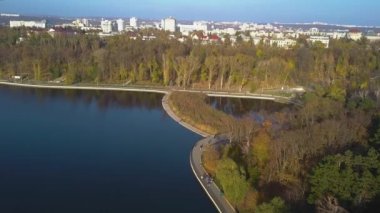 güzel park göl, içinde parkta Kişinev havadan görünümü ile hava görünümünü. Uçuş geri üzerinde güzel parkta Göller ile.