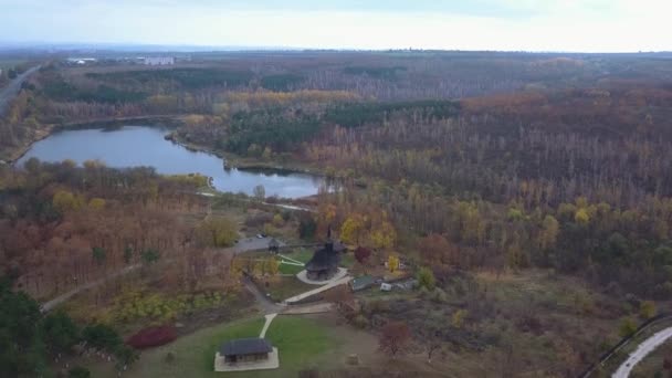 Полет Над Старой Деревянной Церковью Окраине Города Кишинева Республика Молдова — стоковое видео