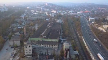 Endüstriyel bölge Kişinev, Moldova hava Drone uçuş görüntüleri. Kentsel binalar, fabrika, elektrik santrali. Üstten görünüm.
