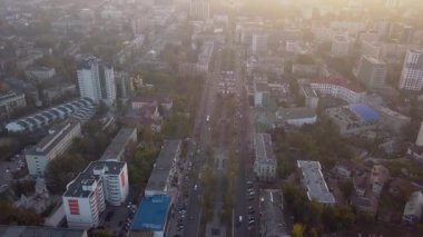 Helikopter uçuş Kisinev şehir karayolu üzerinde. Bahçe Çevre yolu trafik. Havadan görünümü.