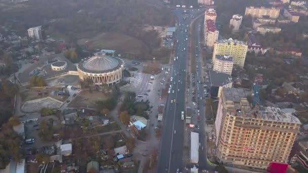 Vol Hélicoptère Sur Autoroute Dans Ville Kisinev Circulation Périphérique Jardin — Video
