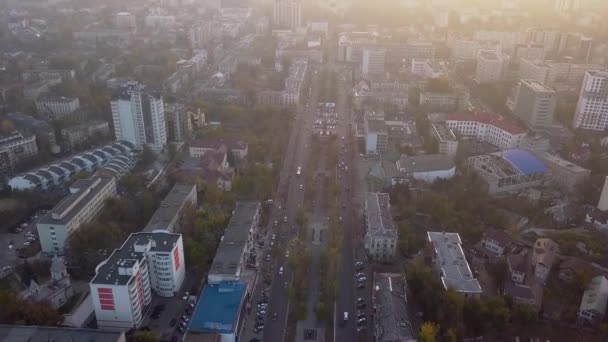 Helikoptervlucht Boven Weg Kisinev Stad Tuin Ring Wegverkeer Luchtfoto — Stockvideo