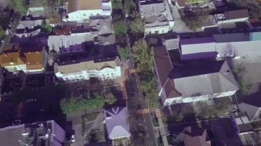 Modern ya da tarihi evler sokaklar günbatımı üstten görünüm çatılar ve günlük yaşamın küçük bir kasaba helikopter şaşırtıcı cityscape çekim Avrupa küçük şehir veya bölge üzerinden uçan hava atış. Orhey, Moldova.