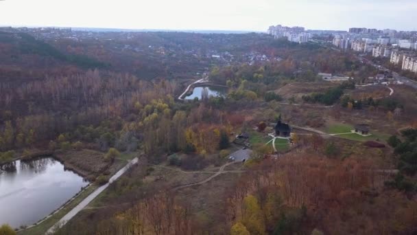 Vol au-dessus de la vieille église en bois à la périphérie de la ville de Kishinev, République de Moldavie .
