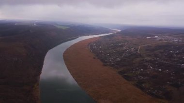 Drone uçuş mavi nehir ve tarım arazileri üzerinde. Dinyester Nehri, Moldova Cumhuriyeti. 4 k kuş görünümü göz