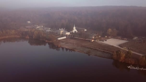 Letecký Pohled Křesťanský Klášter Břehu Jezera Pokryté Mlhy Thiganesty Klášter — Stock video