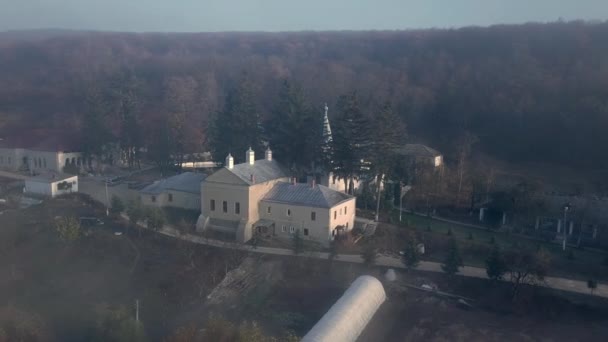 湖岸上的基督教修道院鸟图 被雾覆盖 蒂加内斯特修道院 摩尔多瓦共和国 — 图库视频影像