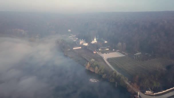 Vista Aérea Mosteiro Cristão Margem Lago Coberto Com Nevoeiro Mosteiro — Vídeo de Stock