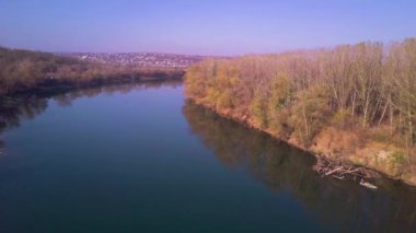 Yavaş drone uçuş mavi nehir ve tarım arazileri üzerinde. Dinyester Nehri, Moldova Cumhuriyeti. 4 k kuş görünümü göz