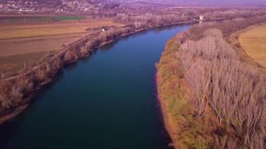 Yavaş drone uçuş mavi nehir ve tarım arazileri üzerinde. Dinyester Nehri, Moldova Cumhuriyeti. 4 k kuş görünümü göz