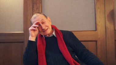 İşadamı presentating iş Şirket. Komuta sizde kameraya konuşuyor.