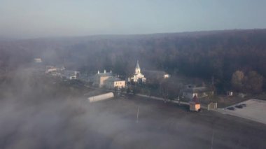 Gölün kıyısında Hıristiyan manastır havadan görünümü ile sis kaplı. Thiganesty Manastırı. Moldova Cumhuriyeti.