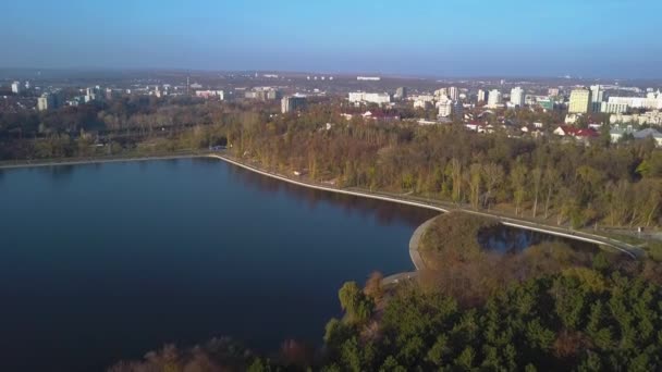 vue aérienne du beau parc avec lac, vue aérienne du parc à Kishinev. Vol de retour sur le magnifique parc avec des lacs .