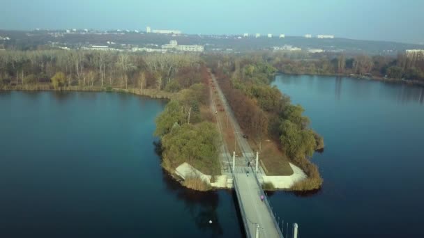 Images aériennes sur Echo Park Lake, Kishinev, République de Moldavie. Vue du lac et du pont Smille .