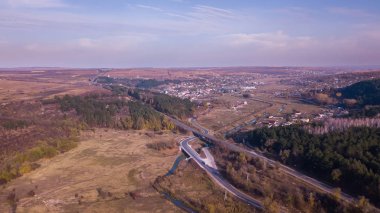 Otoyol geçiş köy ve orman hills Moldova hava görünümünü.