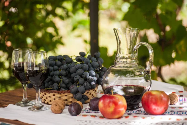 Víno Brýlích Bandou Hroznů Ovoce Dřevěný Stůl — Stock fotografie