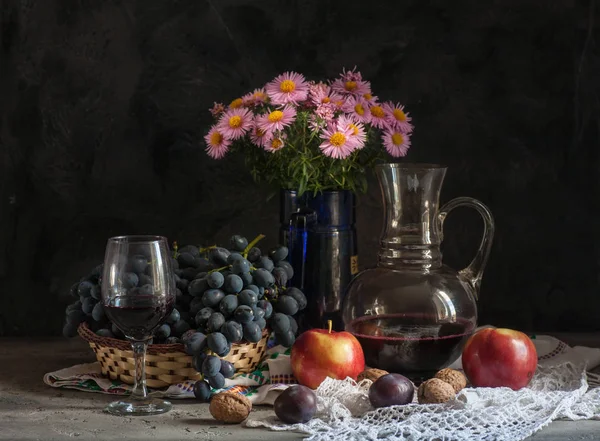 Natureza Morta Com Copo Vinho Com Uvas Frescas Frutas — Fotografia de Stock