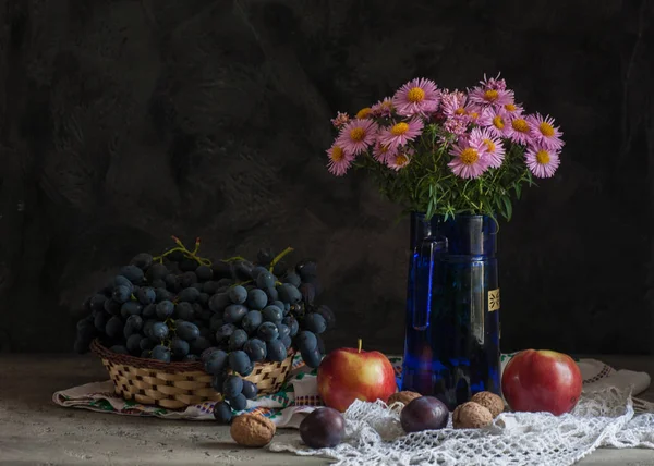 Natura Morta Con Frutta Astri Sul Tavolo — Foto Stock