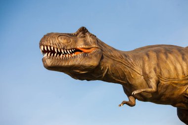 Dinozorlar Park. Bir dinazor doğa arka plan üzerinde. Oyuncak dinozor amusement park.