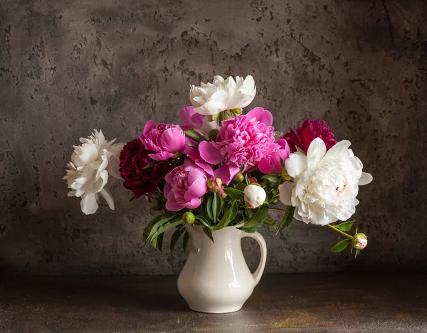 Vazoda beyaz ve pembe peonies ile natürmort.