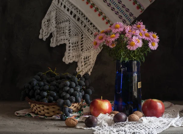 Natura Morta Con Frutta Astri Sul Tavolo — Foto Stock