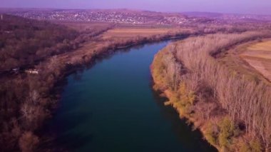Yavaş drone uçuş mavi nehir ve tarım arazileri üzerinde. Dinyester Nehri, Moldova Cumhuriyeti. 4 k kuş görünümü göz