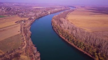 Yavaş drone uçuş mavi nehir ve tarım arazileri üzerinde. Dinyester Nehri, Moldova Cumhuriyeti. 4 k kuş görünümü göz
