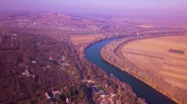 Yavaş drone uçuş mavi nehir ve tarım arazileri üzerinde. Dinyester Nehri, Moldova Cumhuriyeti. 4 k kuş görünümü göz