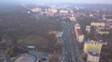 Helikopter uçuş Kisinev şehir karayolu üzerinde. Bahçe Çevre yolu trafik. Havadan görünümü.