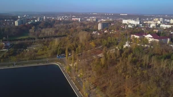 Vuelo Sobre Lago Bosque Otoño — Vídeos de Stock