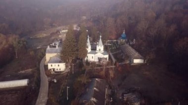 Gölün kıyısında Hıristiyan manastır havadan görünümü ile sis kaplı. Thiganesty Manastırı. Moldova Cumhuriyeti.