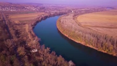 Yavaş drone uçuş mavi nehir ve tarım arazileri üzerinde. Dinyester Nehri, Moldova Cumhuriyeti. 4 k kuş görünümü göz
