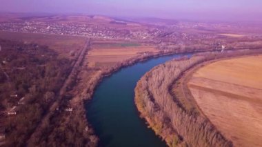 Yavaş drone uçuş mavi nehir ve tarım arazileri üzerinde. Dinyester Nehri, Moldova Cumhuriyeti. 4 k kuş görünümü göz