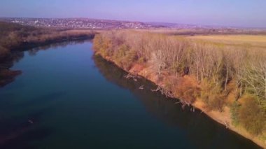 Yavaş drone uçuş mavi nehir ve tarım arazileri üzerinde. Dinyester Nehri, Moldova Cumhuriyeti. 4 k kuş görünümü göz