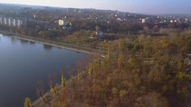 güzel park göl, içinde parkta Kişinev havadan görünümü ile hava görünümünü. Uçuş geri üzerinde güzel parkta Göller ile.