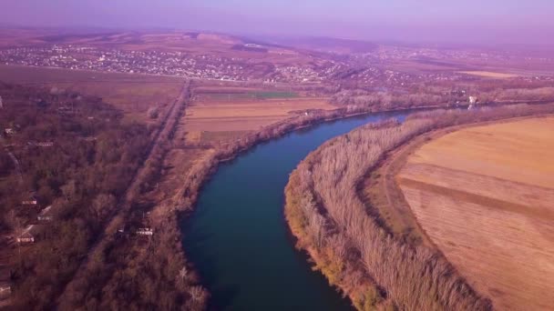 Vuelo Lento Drones Sobre Río Azul Las Tierras Agrícolas Río — Vídeos de Stock