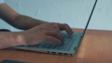 Onun laptop tuş takımında yazarak bir adam el closeup çekim. Adam evde bilgisayar üzerinde çalışıyor. Laptop tuş takımında yazarak üzerinde odaklanmak.