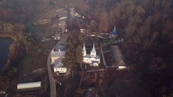 Veduta Aerea Del Monastero Cristiano Circondato Boschi Coperto Nebbia Monastero — Video Stock