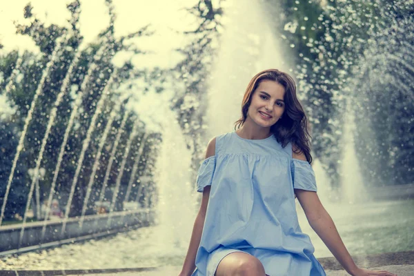 Uma jovem garota bonita no fundo fontaine . — Fotografia de Stock