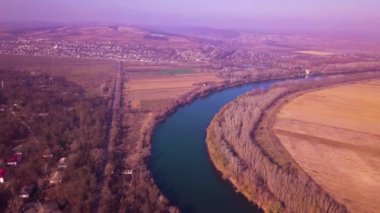 Yavaş drone uçuş mavi nehir ve tarım arazileri üzerinde. Dinyester Nehri, Moldova Cumhuriyeti. 4 k kuş görünümü göz