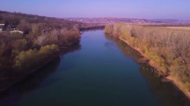 Yavaş drone uçuş mavi nehir ve tarım arazileri üzerinde. Dinyester Nehri, Moldova Cumhuriyeti. 4 k kuş görünümü göz